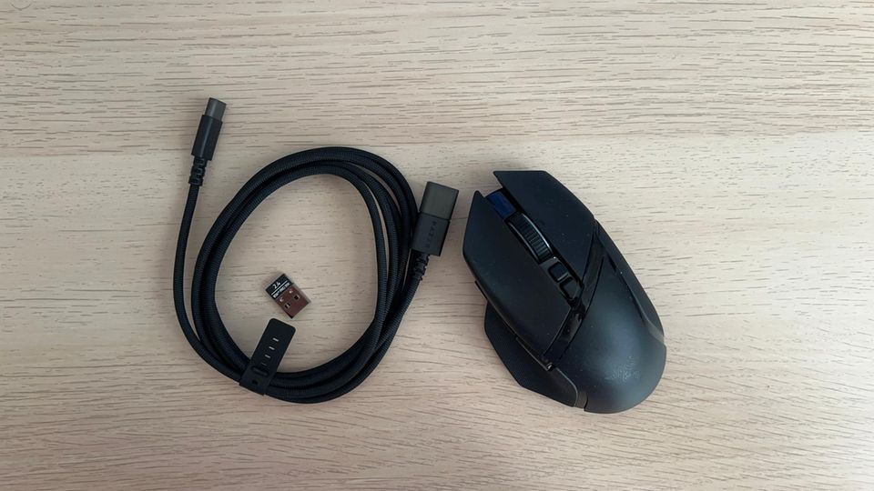 Kabel, USB-Dongle und Maus sind im Lieferumfang der Razer Basilisk enthalten
