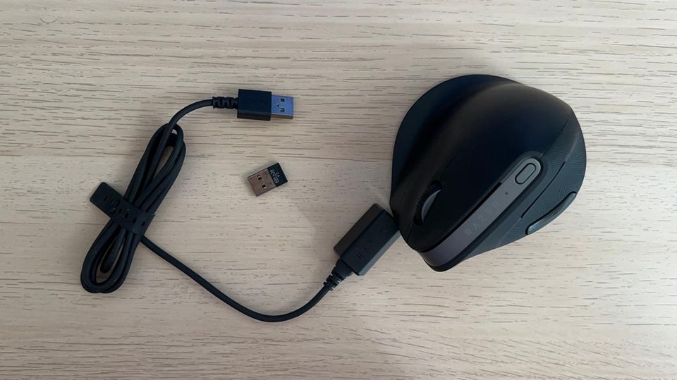 Kabel, USB-Dongle und Maus – mehr braucht es für eine ergonomische Gaming-Maus nicht