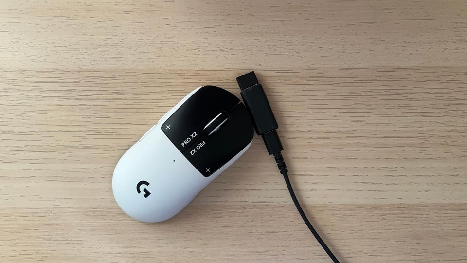 Kabel und Dongle sind im Lieferumfang der Logitech Pro X2 Superstrike enthalten