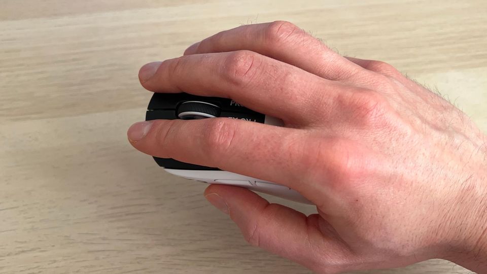 Größere Hände ragen bei der Logitech Pro X2 Superstrike etwas über die Maustasten 