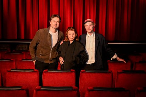 Senta Berger (M) macht Urlaub von der Reha - im Kino mit ihrem Sohn Simon Verhoeven (l) und dem Schauspieler Bruno Alexander (r)