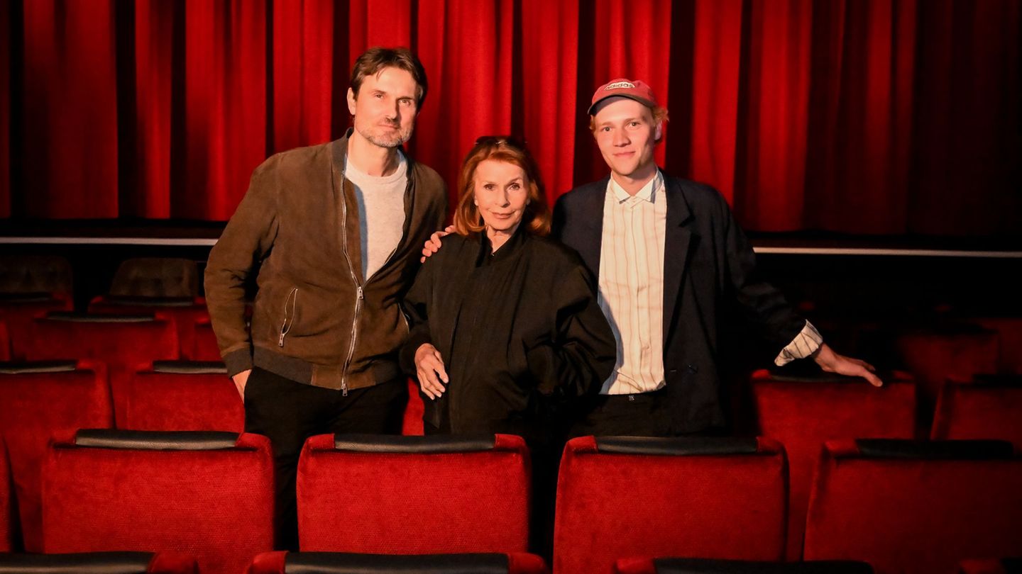 Senta Berger (M) macht Urlaub von der Reha - im Kino mit ihrem Sohn Simon Verhoeven (l) und dem Schauspieler Bruno Alexander (r)