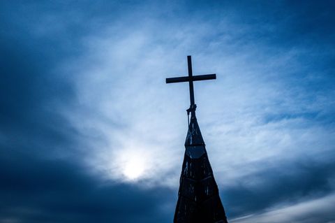 Menschen, die etwa von katholischen Priestern sexuell missbraucht wurden, können bei der Kirche Zahlungen beantragen. (Symbolbil
