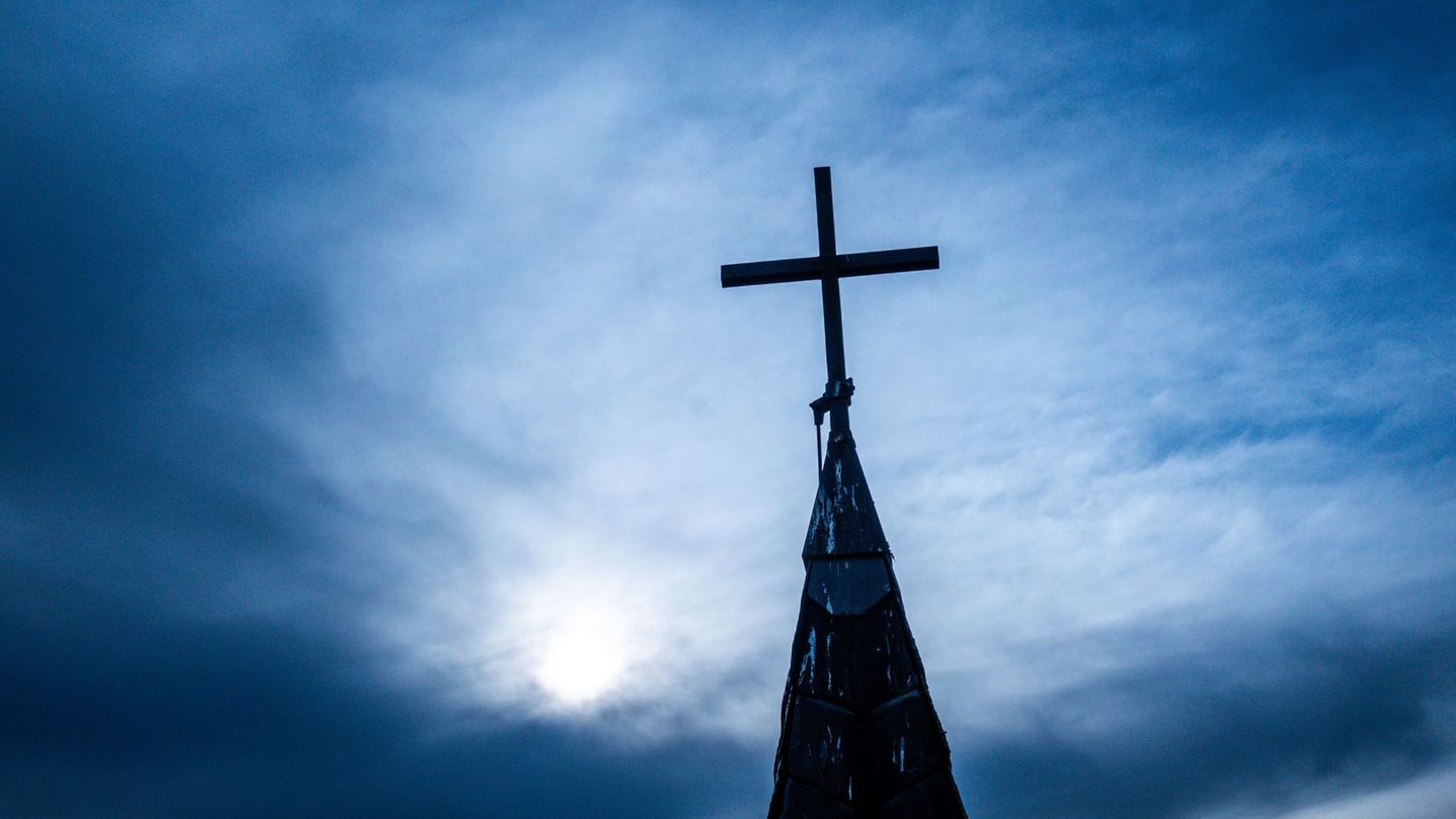 Menschen, die etwa von katholischen Priestern sexuell missbraucht wurden, können bei der Kirche Zahlungen beantragen. (Symbolbil