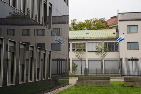 Der 24-Jährige hatte am Samstag faustgroße Steine auf die Fassade des Konsulats geworfen. (Archivbild) Foto: Stefan Puchner/dpa