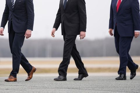 Vorne spaziert Vizepräsident J.D. Vance, dahinter folgt Kriegsminister Pete Hegseth und schließlich Donald Trump