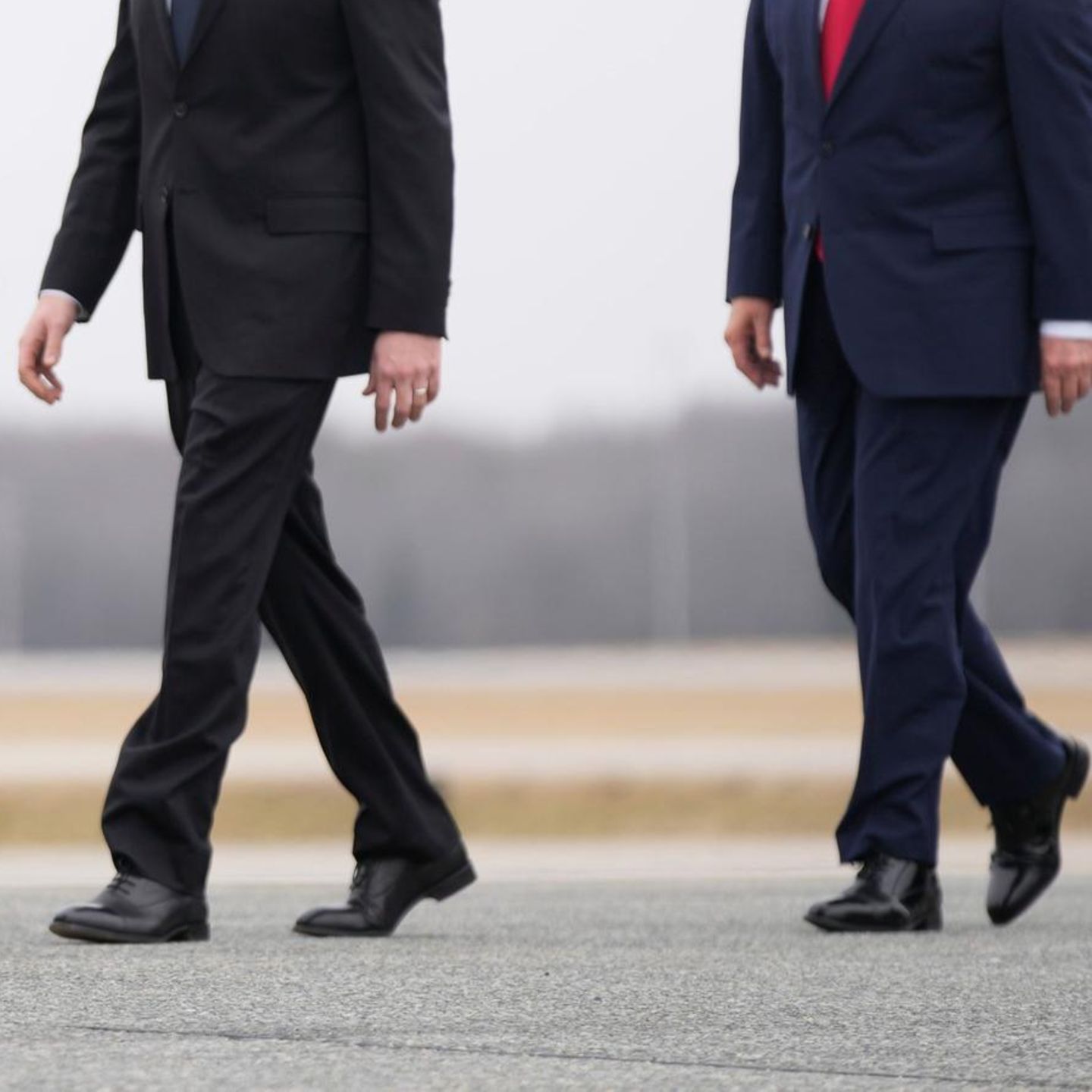 Vorne spaziert Vizepräsident J.D. Vance, dahinter folgt Kriegsminister Pete Hegseth und schließlich Donald Trump