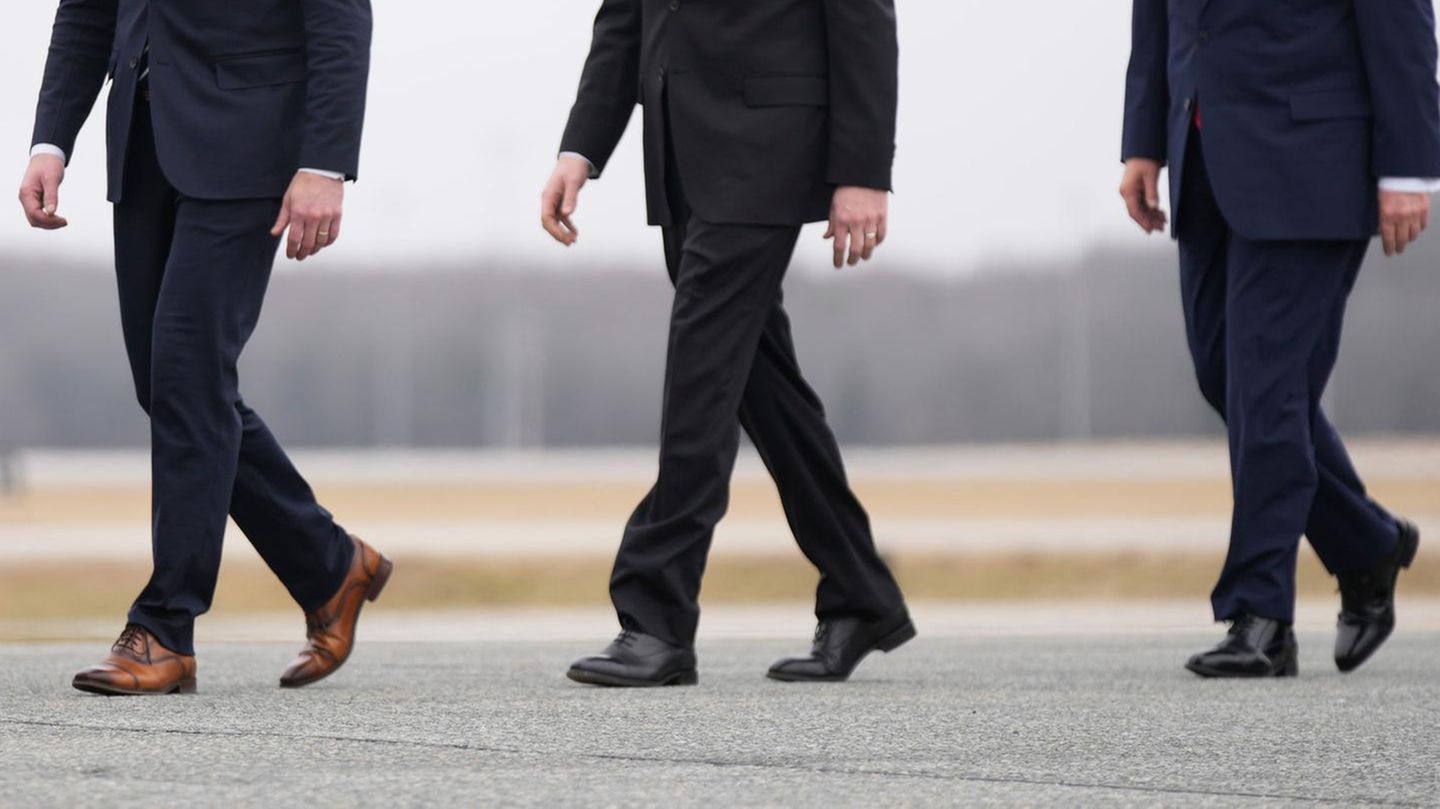 Vorne spaziert Vizepräsident J.D. Vance, dahinter folgt Kriegsminister Pete Hegseth und schließlich Donald Trump