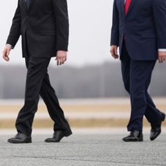 Vorne spaziert Vizepräsident J.D. Vance, dahinter folgt Kriegsminister Pete Hegseth und schließlich Donald Trump