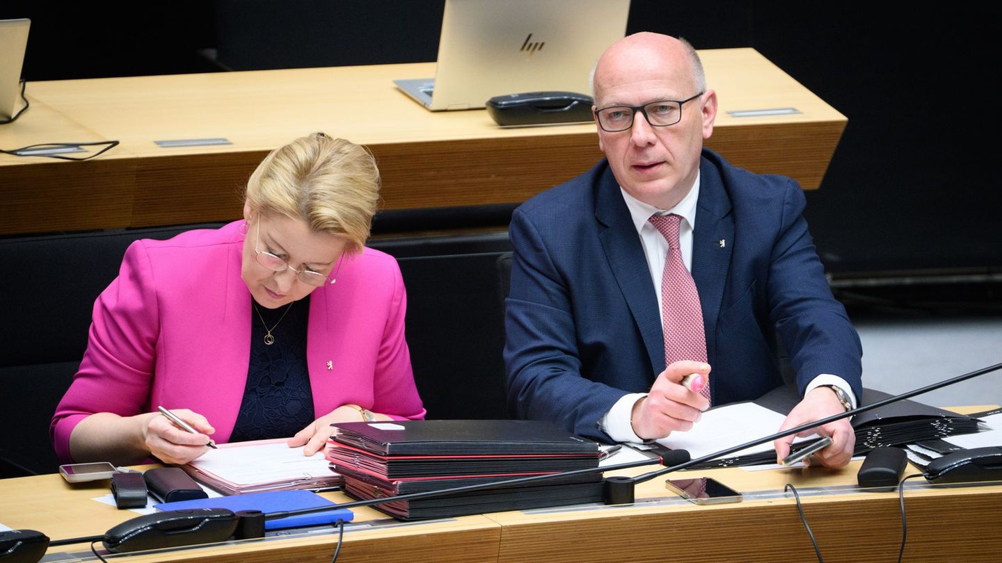 Berlins Regierender Bürgermeister Kai Wegner (r) zeigte sich im Abgeordnetenhaus mit Brille. Foto: Bernd von Jutrczenka/dpa