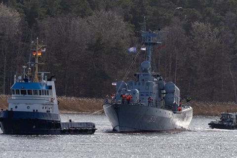 Ein seltener Anblick: das DDR-Raketenschiff "Hans Beimler" in Bewegung. Foto: Stefan Sauer/dpa