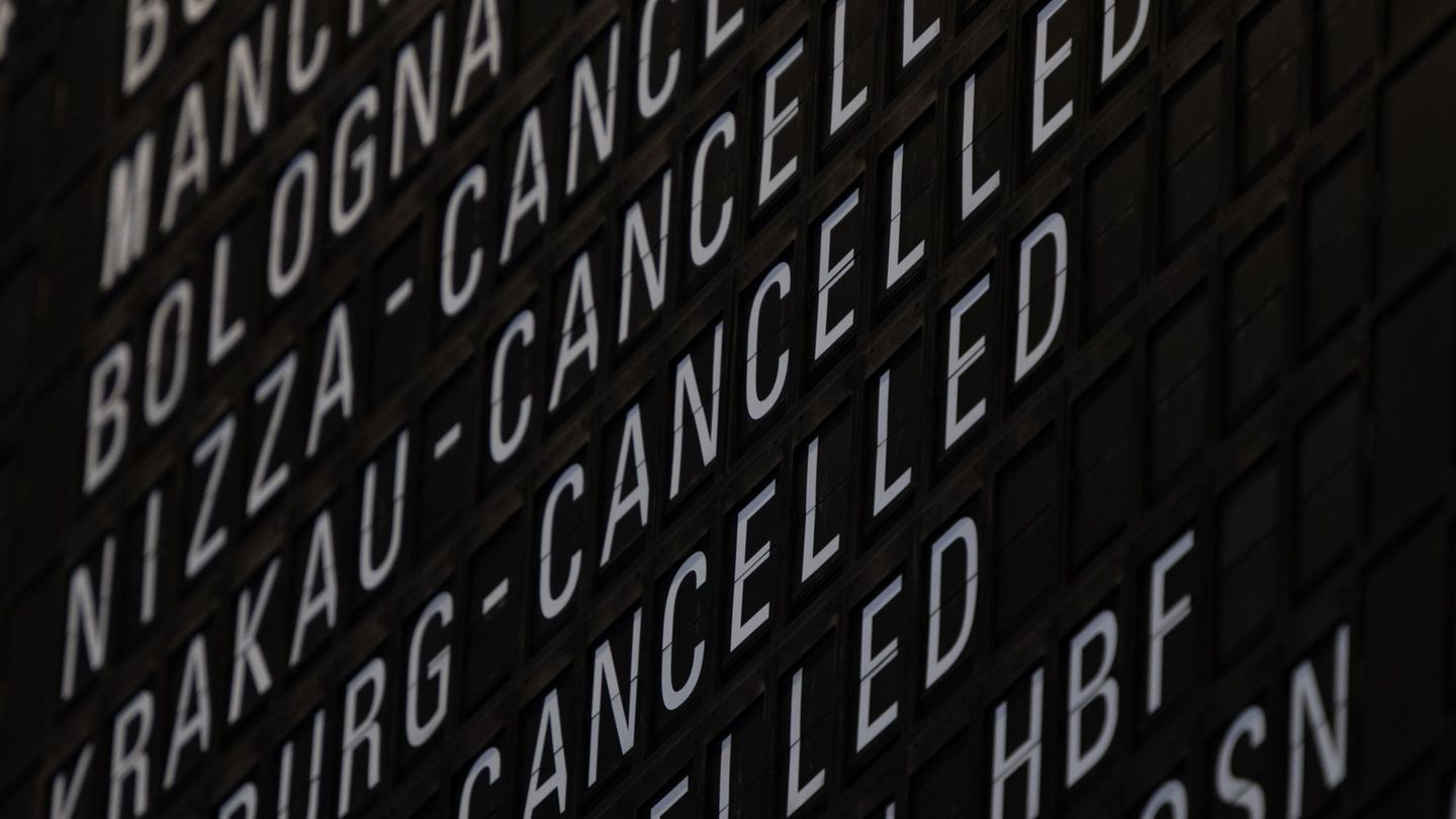 Am Frankfurter Flughafen wurden 400 Starts und Landungen gestrichen. Foto: Florian Wiegand/dpa
