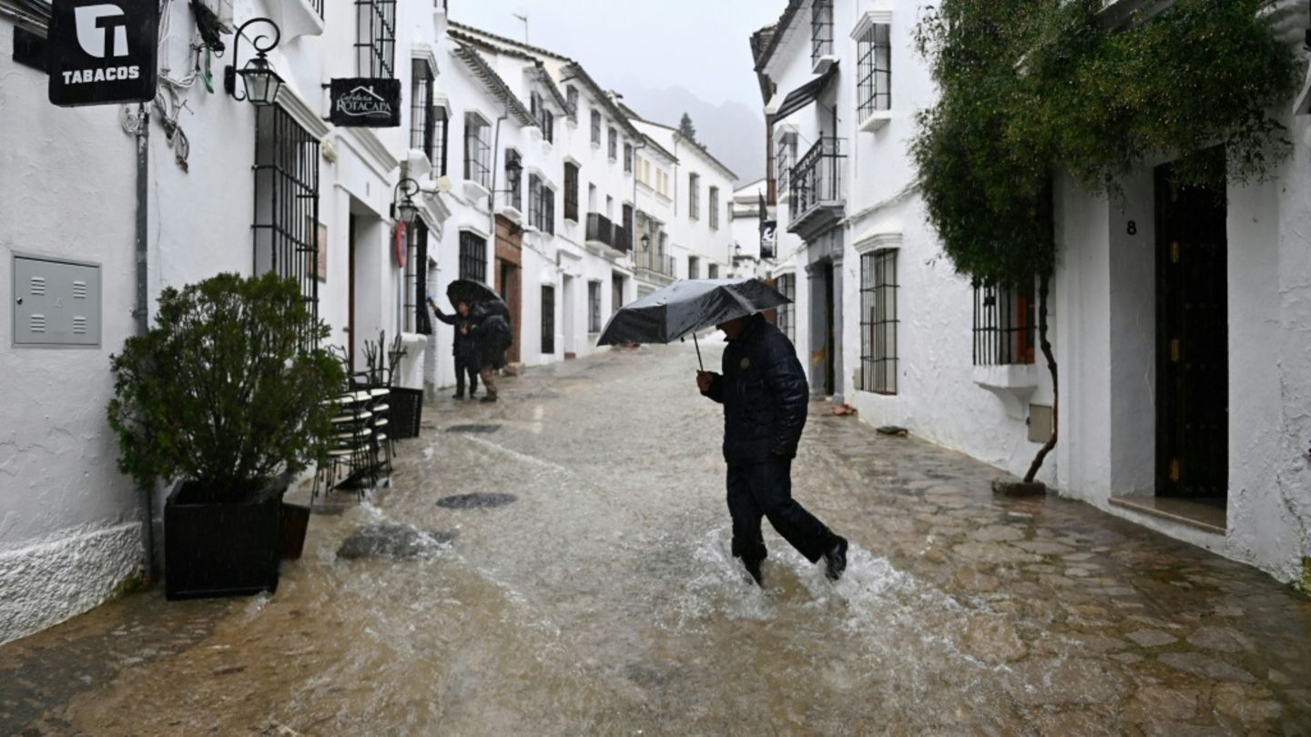 Überflutete Straße in Grazalema