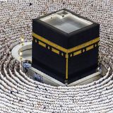 Mekka, Saudi-Arabien. Gläubige verrichten die Isha- und Taraweeh-Gebete in der Großen Moschee in der 23. Nacht des Ramadan. Das Isha-Gebet ist das fünfte, obligatorische Nachtgebet im Islam. Das Taraweeh-Gebet ist ein freiwilliges, nächtliches Sondergebet, das ausschließlich während des Ramadan direkt nach dem Isha-Gebet verrichtet wird. 2026 endet der Ramadan am 19. März.