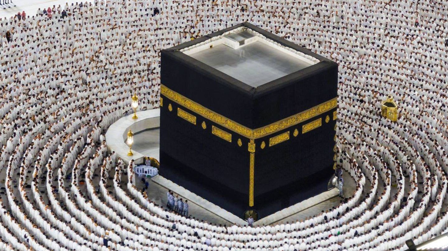 Mekka, Saudi-Arabien. Gläubige verrichten die Isha- und Taraweeh-Gebete in der Großen Moschee in der 23. Nacht des Ramadan. Das Isha-Gebet ist das fünfte, obligatorische Nachtgebet im Islam. Das Taraweeh-Gebet ist ein freiwilliges, nächtliches Sondergebet, das ausschließlich während des Ramadan direkt nach dem Isha-Gebet verrichtet wird. 2026 endet der Ramadan am 19. März.