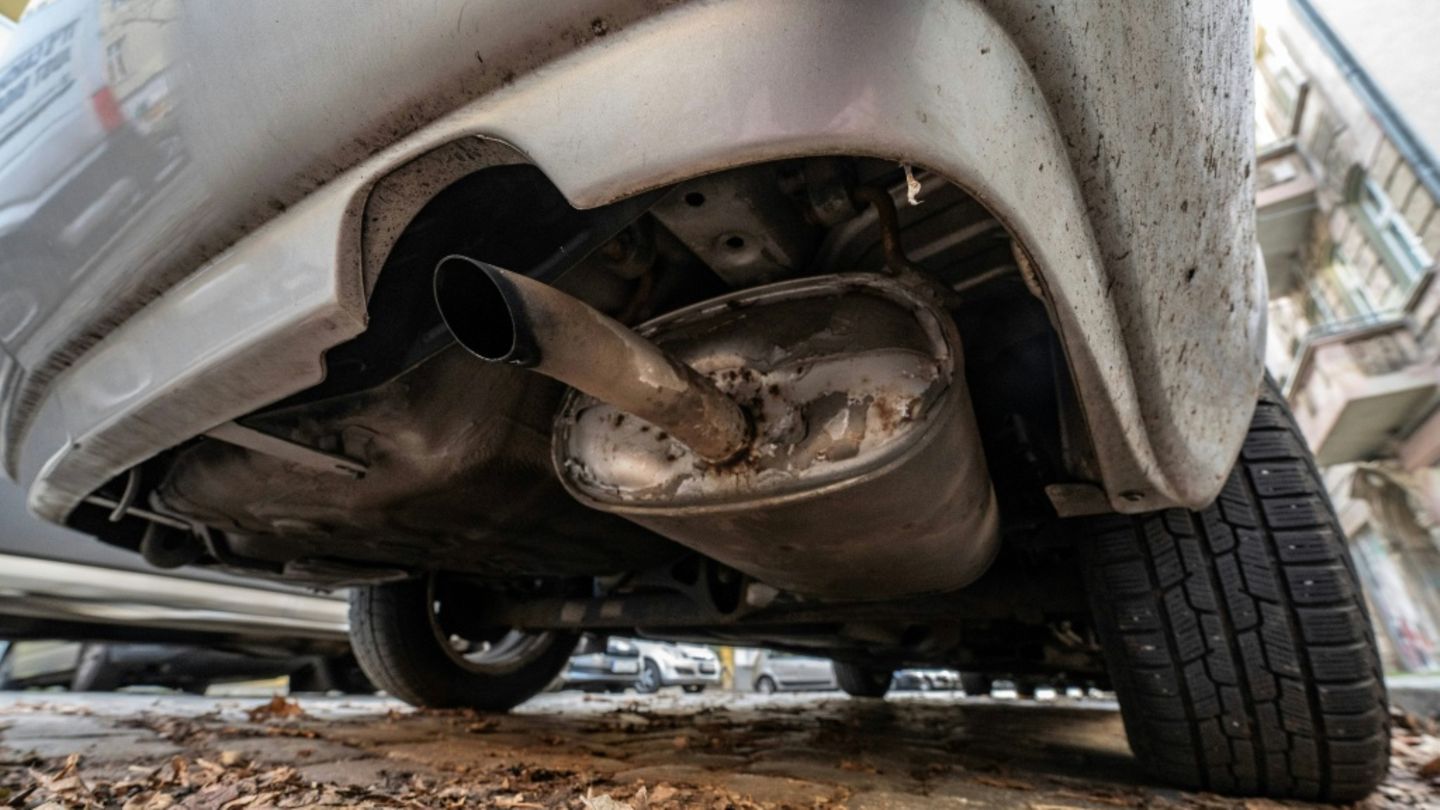 Tödlicher Unfall bei Motorentest: Mann stirbt in Garage in Bayern