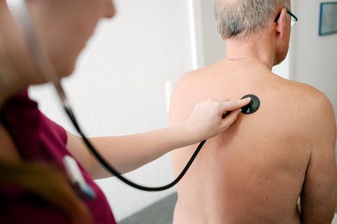 Eine Hausärztin untersucht einen Patienten mit einem Stethoskop. (Archivbild) Foto: Maurizio Gambarini/dpa