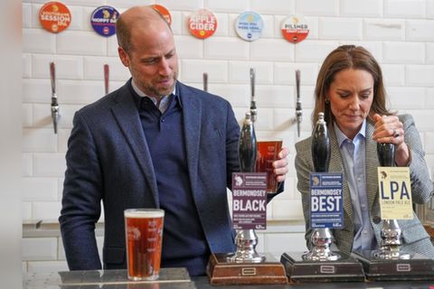 William und Kate am Ausschank.
