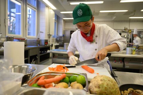 Hoai Thuong Nguyen möchte bei dem Wettbewerb Erfahrungen sammeln. Foto: Swen Pförtner/dpa