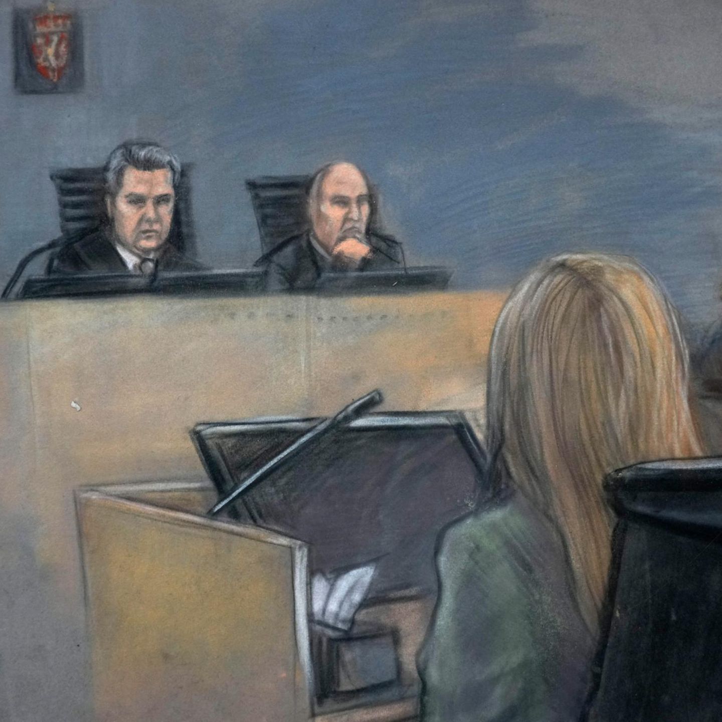 Die Gerichtszeichnung zeigt Marius Borg Hoiby, wie er neben einer Frau sitzt, die im Zeugenstand aussagt