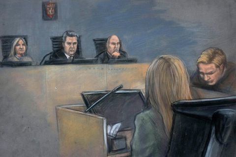 Die Gerichtszeichnung zeigt Marius Borg Hoiby, wie er neben einer Frau sitzt, die im Zeugenstand aussagt