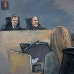 Die Gerichtszeichnung zeigt Marius Borg Hoiby, wie er neben einer Frau sitzt, die im Zeugenstand aussagt