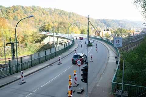 Die bestehende Brücke, die in Bad Schandau entlang der B172 über die Gleise führt, muss abgerissen werden. (Archivbild) Foto: Se
