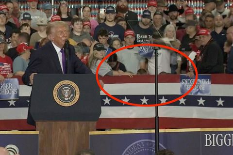 Frau bricht während Trump-Rede zusammen – und er wünscht sich Musik