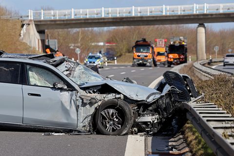 Das Auto des Verkehrsministers überschlug sich bei dem Unfall. Foto: Bernd Wüstneck/dpa