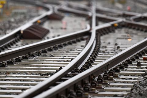 Die Gleise bleiben leer, es gibt einen Ersatzverkehr mit Bussen. Foto: Hendrik Schmidt/dpa