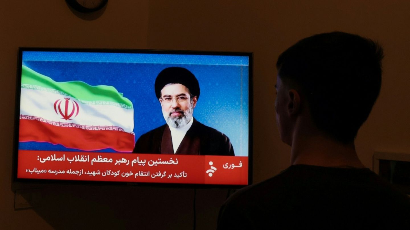 Irans neuer Anführer schwört in erster Botschaft "Rache" und will Straße von Hormus weiter blockieren