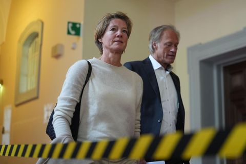 Christina Block mit Ehemann Gerhard Delling erscheinen am Landgericht Hamburg