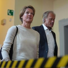 Christina Block mit Ehemann Gerhard Delling erscheinen am Landgericht Hamburg