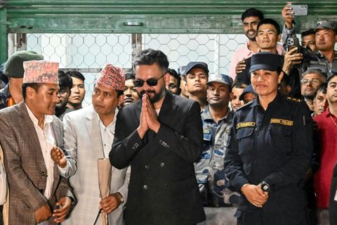 Wahlsieger Balendra Shah (Mitte)