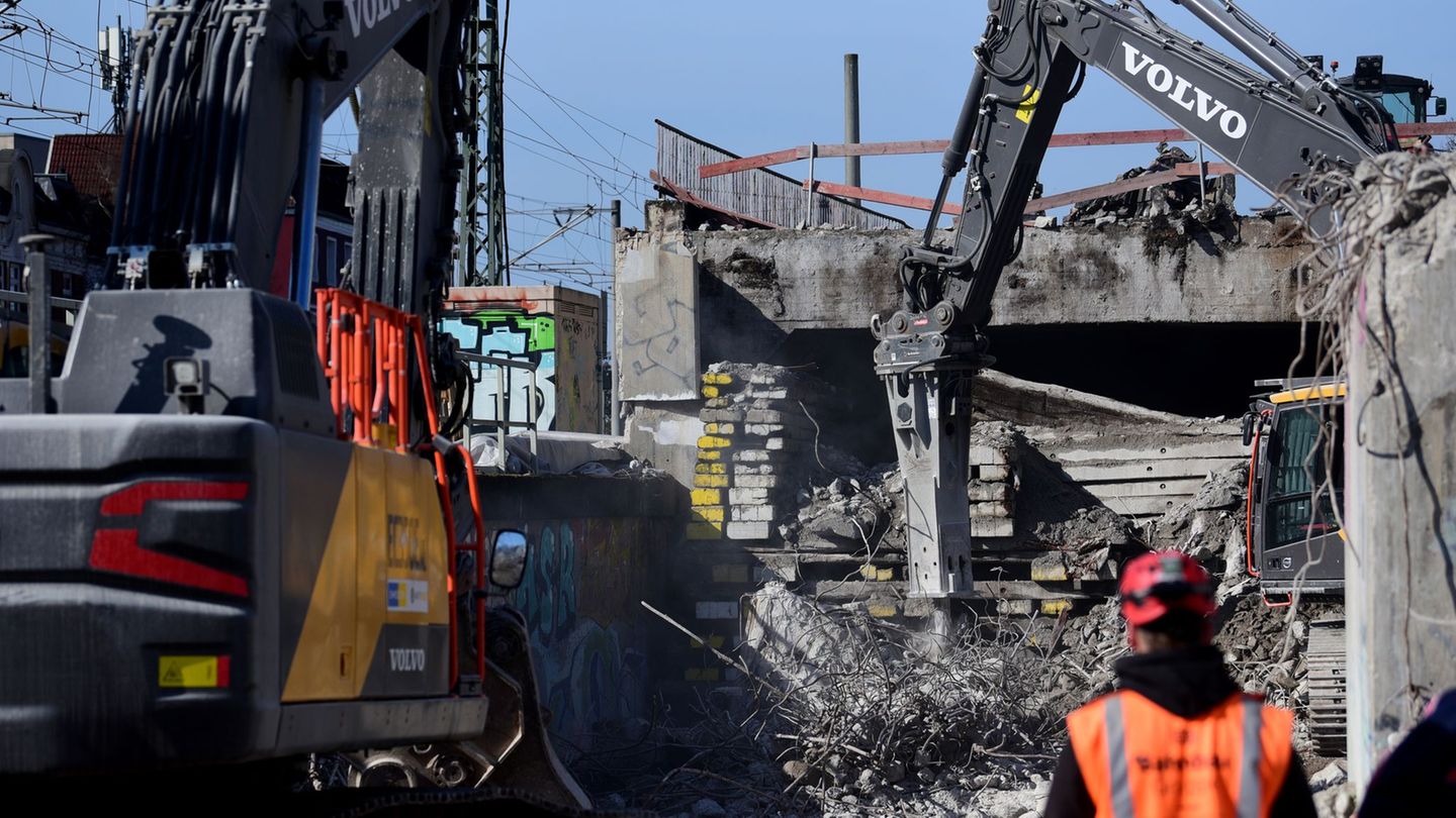 Die Bahn hat mit der Instandsetzung der Eisenbahnüberführung Holstenstraße begonnen. Foto: Daniel Bockwoldt/dpa