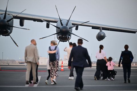 Auch Außenminister Wadephul nahm gestrandete Deutsche bei seiner Reise in den Nahen Osten in seinem Flugzeug mit. Foto: Sebastia