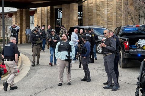 Polizei steht vor der Synagoge Temple Israel in Detroit