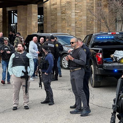 Polizei steht vor der Synagoge Temple Israel in Detroit