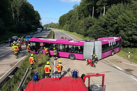 Der Gelenkbus blieb nach dem Unfall quer auf der A24 stehen. (Archivbild) Foto: Daniel Bockwoldt/dpa