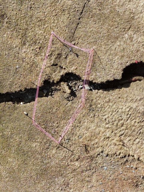 Riesiger Erdspalt wächst – Hangrutsch droht Dorf zu vernichten