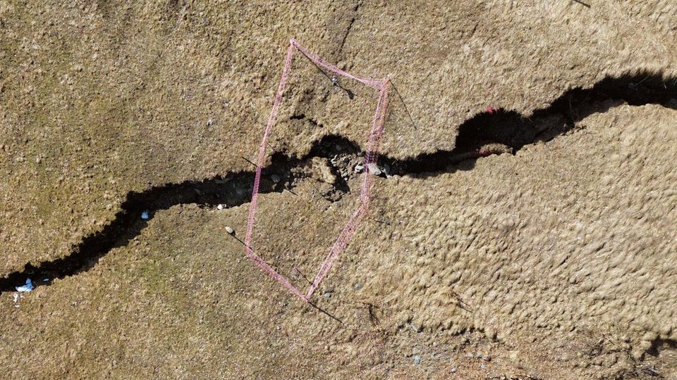 Riesiger Erdspalt wächst – Hangrutsch droht Dorf zu vernichten