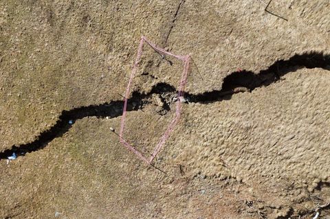 Riesiger Erdspalt wächst – Hangrutsch droht Dorf zu vernichten