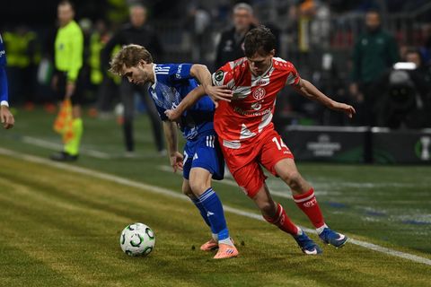 Der FSV Mainz 05 um William Bøving (r) lieferte sich ein umkämpftes Duell mit Sigma Olmütz. Foto: Ludìk Peøina/CTK/dpa