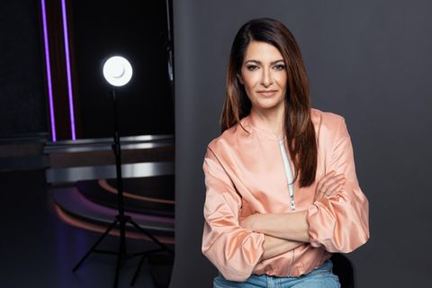 Linda Zervakis sucht nach neuen Ideen, die Deutschland aus der Wirtschaftskrise führen könnten.