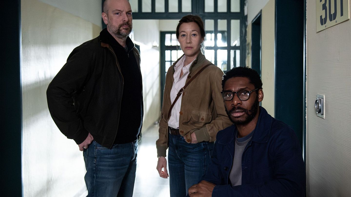 Im "Polizeiruf 110: Ablass" ermitteln Kommissar Dennis Eden (Stephan Zinner, links) und Kommissarin Cris Blohm (Johanna Wokalek) unter anderem in einem Tötungsfall, für den Léon Kamara (Yoli Fuller) schon vor Jahren ins Gefängnis ging.