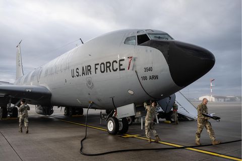 oldaten machen auf der US-Airbase Spangdahlem eine KC-135 Stratotanker Startklar, ein Tankflugzeug der USA (Archivbild)