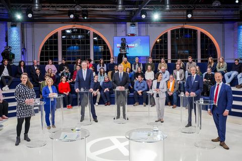 Die Spitzenkandidaten der sieben Parteien mit Chancen auf einen Einzug in den Landtag stecken ihre Positionen ab. Foto: Andreas
