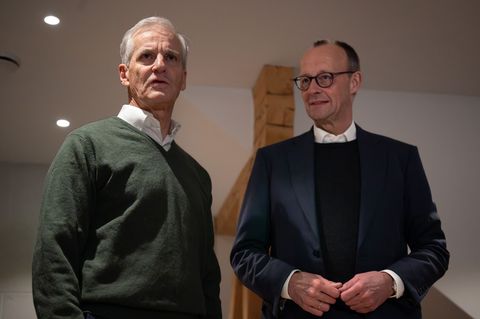 Gleich nach der Ankunft traf sich der Kanzler mit Norwegens Regierungschef zum Vier-Augen-Gespräch. Foto: Soeren Stache/dpa