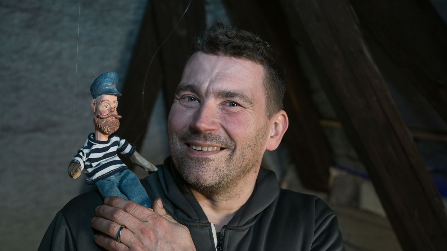 Zu Beginn des Films erwachen fünf Marionetten zum Leben und fragen sich warum. Foto: Heiko Rebsch/dpa