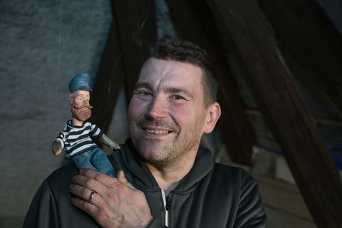 Zu Beginn des Films erwachen fünf Marionetten zum Leben und fragen sich warum. Foto: Heiko Rebsch/dpa